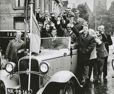 876475 Groepsportret van de spelers van het zomeravondvoetbalelftal 'Oranjeboom Boys' van café Dikke Dries (Waterstraat ...